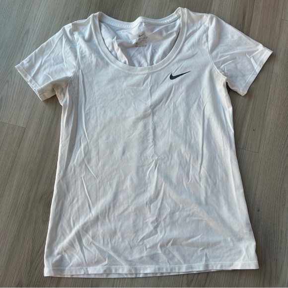 Nike Women's Classic White Tee - Picture 1 of 2